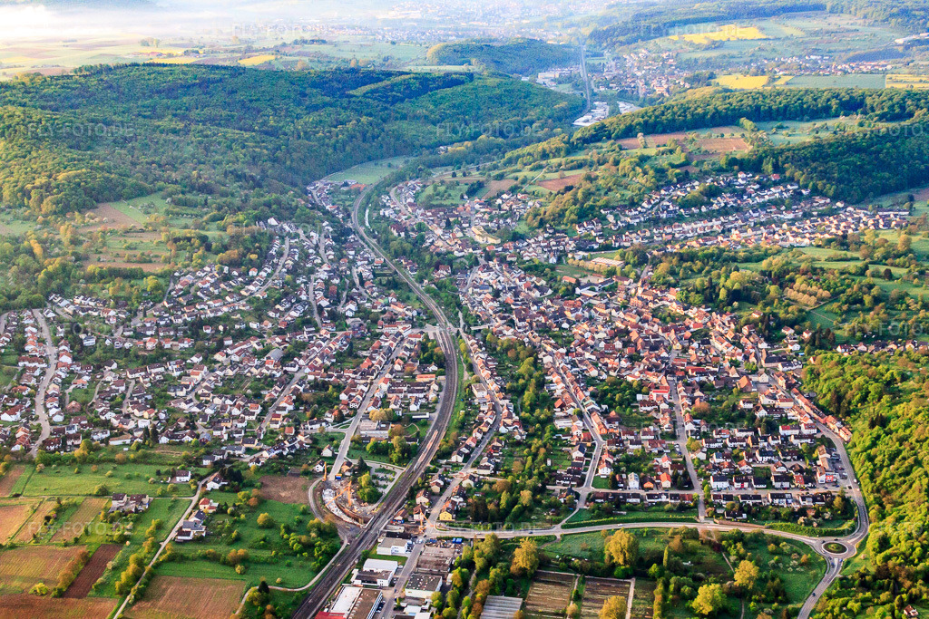 Luftbild: Ortsansicht von Nordwesten im Ortsteil Söllingen in Pfinztal im Bundesland Baden-Württemberg in Deutschland. Foto: IMG_56920.jpg vom 08.05.2013 durch Werner Riehm/FLY-FOTO.deAuflösung des Originals: 4752 x 3168 px