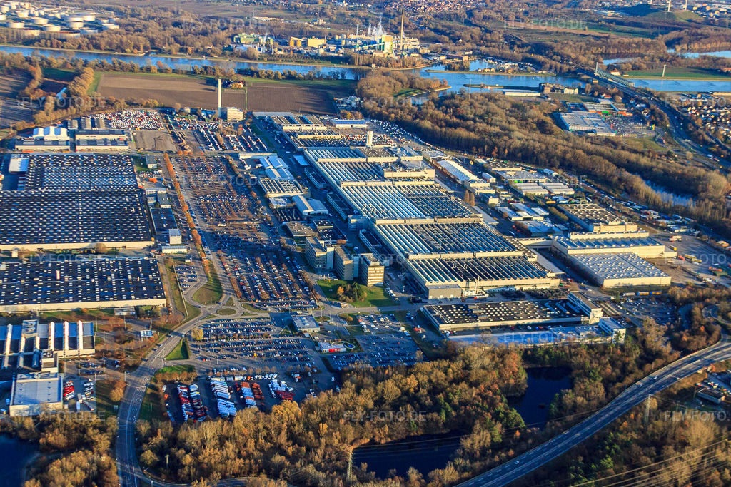 Luftbild: Industriepark Wörth GmbH mit Mercedes-Benz Werk Wörth der Daimler AG in Wörth am Rhein im Bundesland Rheinland-Pfalz in Deutschland. Foto: IMG_22645.jpg vom 19.11.2009 durch Werner Riehm/FLY-FOTO.deIndustriepark Wörth - Für die Zukunft bereit!