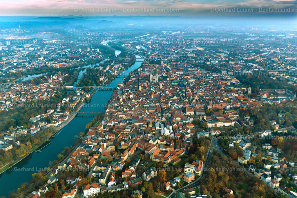 3198669 | REGENSBURG 02.09.2021 Altstadtbereich und Innenstadtzentrum " am Ufer des Flußverlaufes der Donau " in Regensburg im Bundesland Bayern, Deutschland. Weiterführende Informationen bei: Stadt Regensburg. // Old Town area and city center " on the banks of the Danube river " in Regensburg in the state Bavaria, Germany. Further information at: Stadt Regensburg. Foto: Gerhard Launer