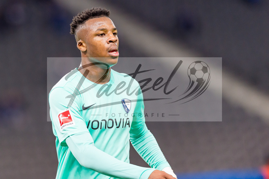 HERBOC20220204_012 | Fussball, Herren: Armel Bella Kotchap (VfL Bochum) schaut bei dem Spiel der 1. Bundesliga zwischen Hertha BSC und VfL Bochum im Olypiastadion am 04.02.2022 in Berlin, Deutschland.DFB / DFL REGULATIONS PROHIBIT ANY USE OF PHOTOGRAPHS AS IMAGE SEQUENCES AND/OR QUASI-VIDEO. - Realisiert mit Pictrs.com