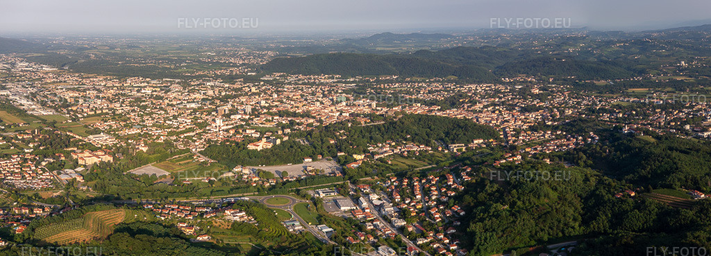 Vue aérienne: Vue générale depuis l'est à Gorizia dans le département Gorizia, Italie. Photo: IMG_137624-Pano.jpg prise le 16/07/2023 par Werner Riehm/FLY-FOTO.eu – Résolution de l'original: 8576 x 3090 px