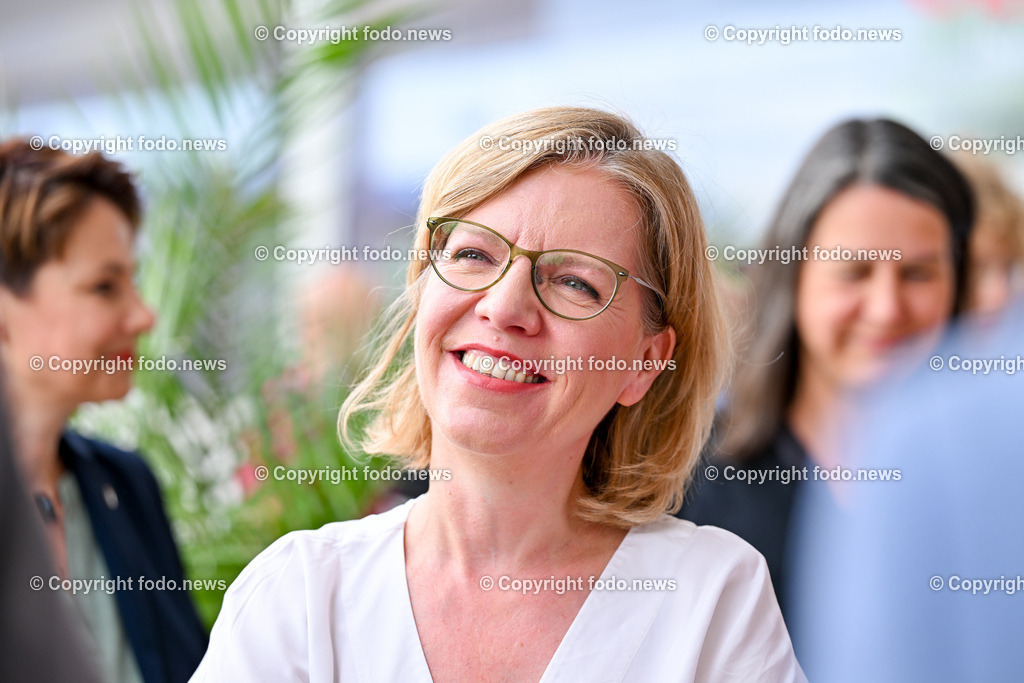 Festakt_ OeBB Gleisausbau_ Baustart_ 01.07.2024-34 | 01.07.2024, Hoersching, AUT, Festakt OeBB-anlaesslich des 4-gleisigen Ausbau des Abschnitt Linz - Marchtrenk, im Bild BMin Leonore Gewessler (Die Gruenen, Klimaschutz, Umwelt, Energie, Mobilitaet, Innovation und Technologie)