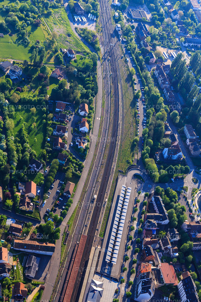 Aerial view: Buildings, platform and tracks at Gare de Saverne in Saverne in the state Bas-Rhin, France. – Photo: IMG_145975.jpg taken on 05/01/2025 by Werner Riehm/FLY-FOTO.com – Resolution of the original: 3648 x 5472 px