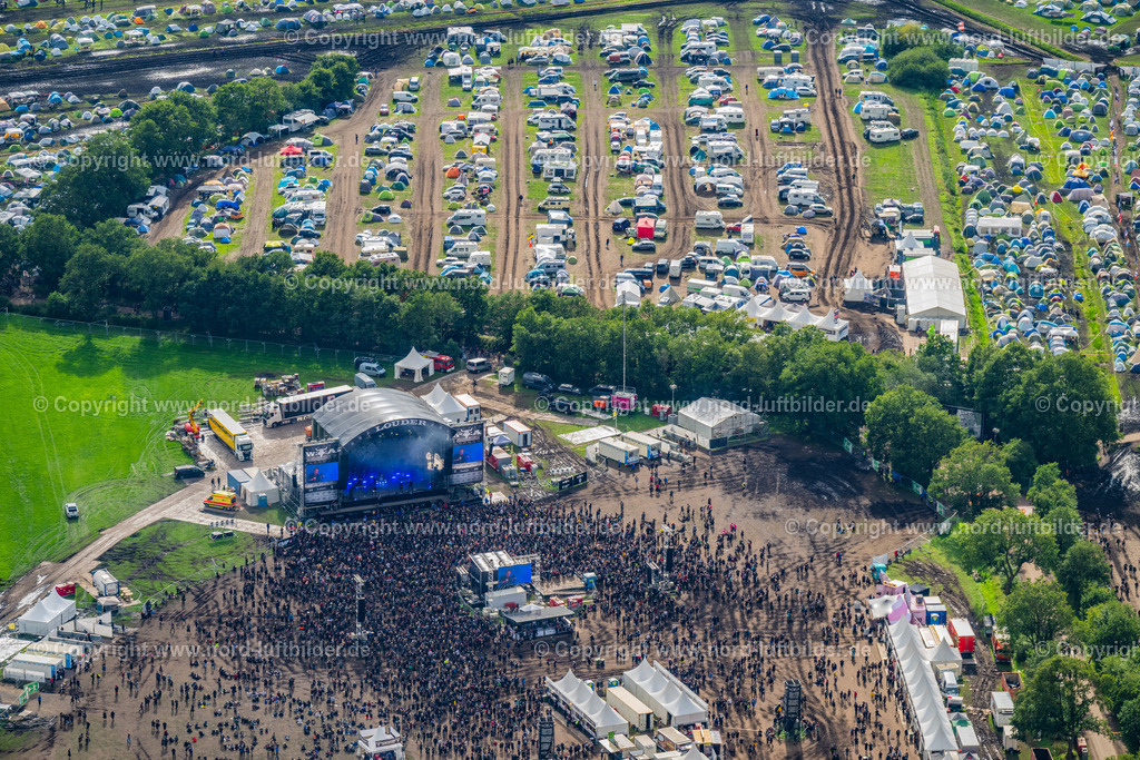 Wacken Musik Festival_ELS_7636040823 | WACKEN 04.08.2023 Besucher des Wacken Musik- Festivals auf dem Veranstaltungs- Konzertgelände in Wacken im Bundesland Schleswig-Holstein, Deutschland. Weiterführende Informationen bei: ICS Festival Service GmbH. // Participants in the Wacken music festival on the event concert area in Wacken in the state Schleswig-Holstein, Germany. Further information at: ICS Festival Service GmbH. Foto: Martin Elsen