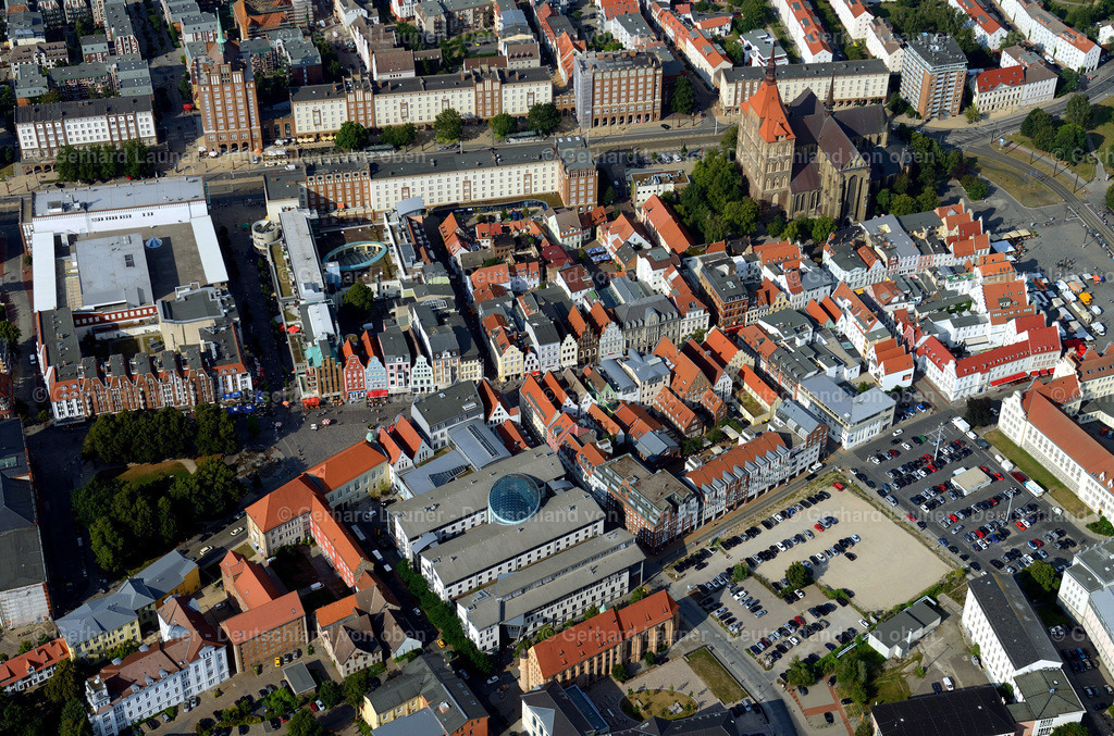 3292188 | ROSTOCK 08.09.2021 Altstadtbereich und Innenstadtzentrum am Ufer der Unterwarnow in Rostock im Bundesland Mecklenburg-Vorpommern, Deutschland. // Old Town area and city center in Rostock in the state Mecklenburg - Western Pomerania, Germany. Foto: Gerhard Launer