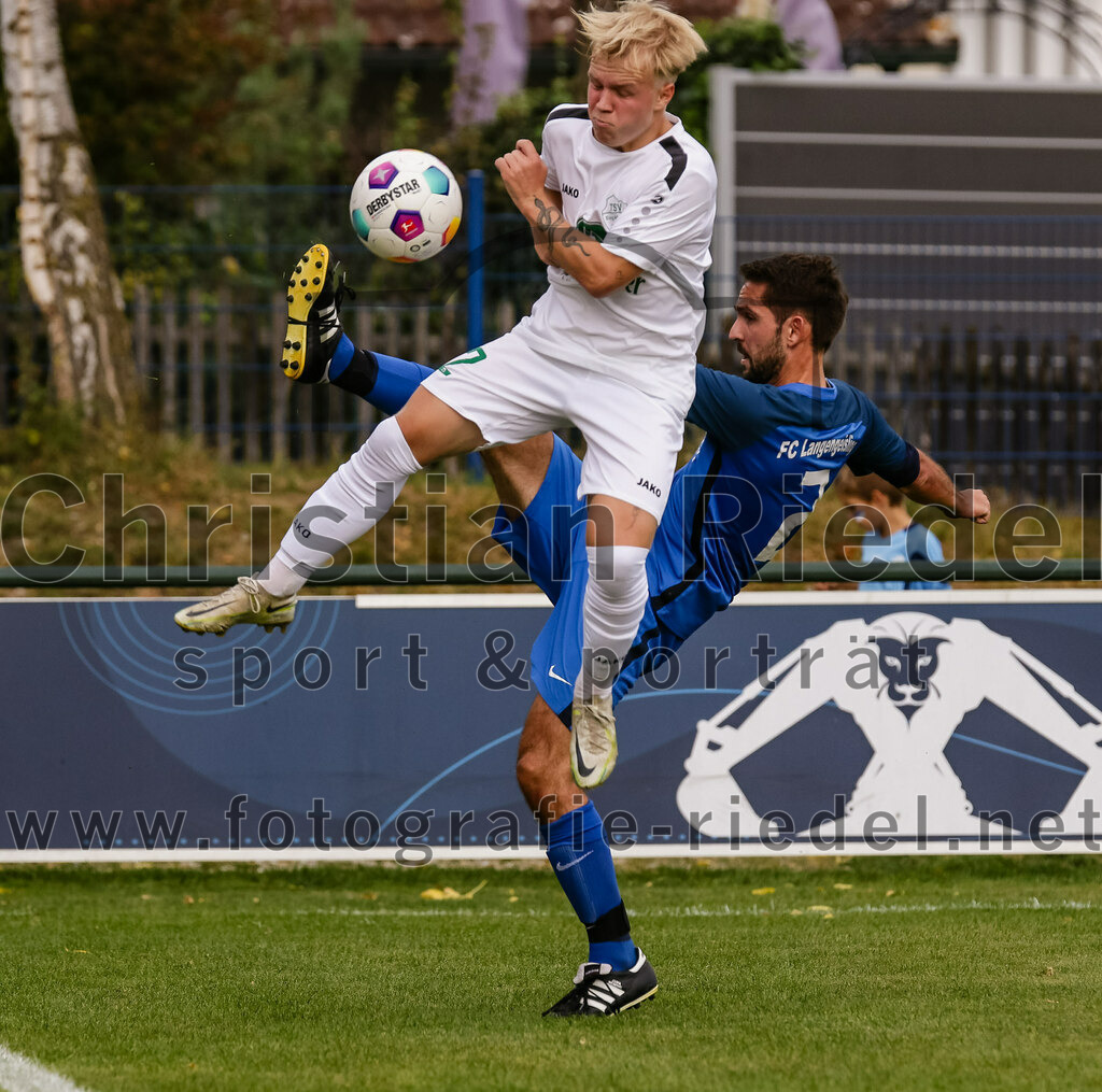 2023-10-14_068_FC_Langengeisling_gegen_TSV_Siegsdorf | Erding, Deutschland, 14.10.2023:
Fußball, Bezirksliga Oberbayern Ost 2023 / 2024, 13. Spieltag, FC Langengeisling gegen TSV Siegsdorf, Endergebnis: 3:0

Felix Brandner (TSV Siegsdorf, #2), Lucas Seeholzer (FC Langengeisling, #2)

Foto: Christian Riedel / fotografie-riedel.net