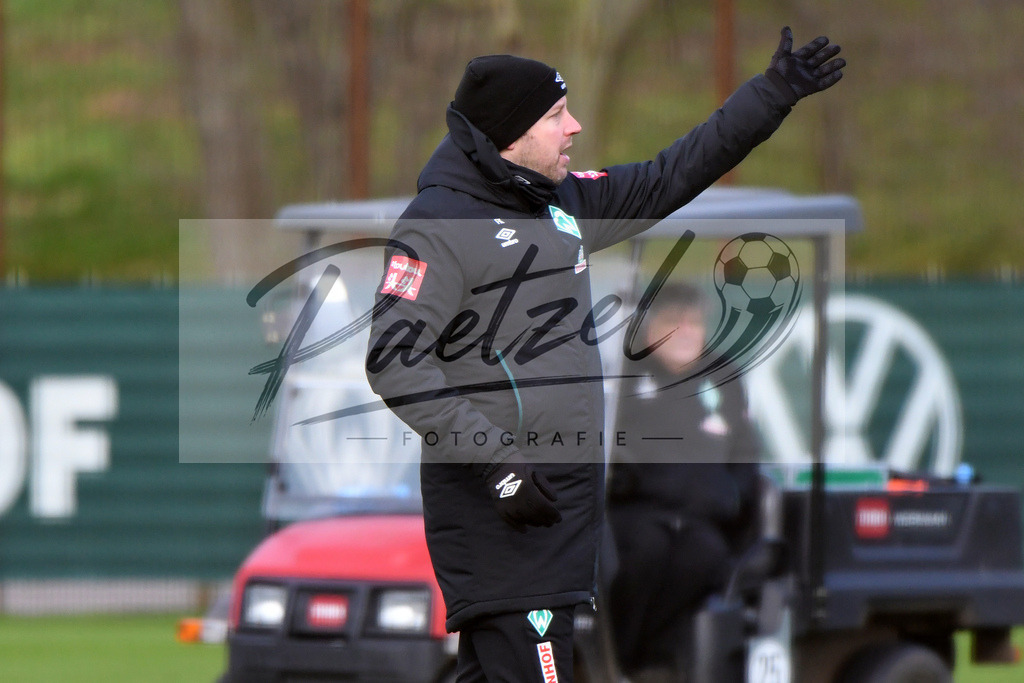 20200212_TRASVW_0031 | Fussball, Herren: Trainer Florian Kohfeldt (SV Werder Bremen) gestikuliert waehrend der Trainingseinheit des SV Werder Bremen auf dem wohninvest Weserstadion Trainingsplatz am 12.02.2020 in Bremen, Deutschland. - Realisiert mit Pictrs.com