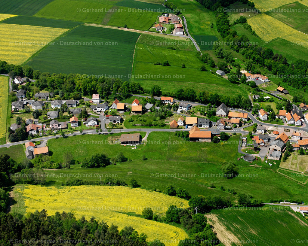 2614992 | EULERSDORF 09.06.2006 Landwirtschaftliche Nutzflächen und Feldgrenzen  umsäumen das Siedlungsgebiet des Dorfes in Eulersdorf im Bundesland Hessen, Deutschland // Agricultural land and field boundaries surround the settlement area of the village  in Eulersdorf in the state Hesse, Germany Foto: Gerhard Launer