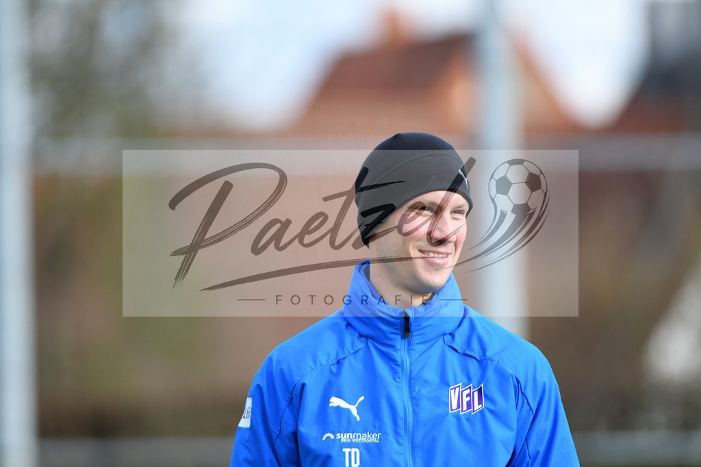 20200225_TRAOSN_0013 | Fussball, Herren: Co-Trainer Tim Danneberg (VfL Osnabrueck) lacht waehrend der Trainingseinheit des VfL Osnabrueck im Sportpark Illoshoehe am 25.02.2020 in Osnabrueck, Deutschland. - Realisiert mit Pictrs.com