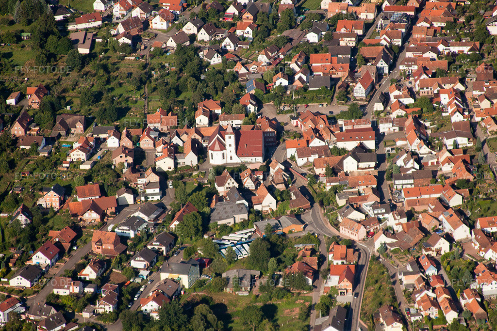 Luftbild: Ortszentrum mit Stadtkirche aus Osten in Annweiler am Trifels im Bundesland Rheinland-Pfalz in Deutschland. Foto: IMG_30977.jpg vom 07.08.2010 durch Werner Riehm/FLY-FOTO.de