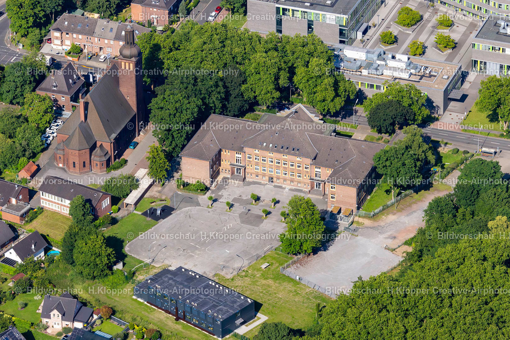 Luftbild Kamp-Lintfort-4826 | Luftbildfotografie Schulgebäude der Niederrheinschule und Volkshochschule und evangelische Kirche an der Friedrich-Heinrich-Allee in Kamp-Lintfort im Bundesland Nordrhein-Westfalen. - Realisiert mit Pictrs.com