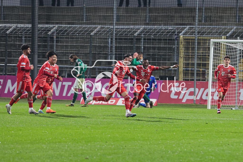 FC Bayern Amateure - 1. FC Schweinfurt | Jubel der Amateure nach dem Siegtreffer in der Nachspielzeit zum 3-2 durch Yusuf Karhan KABADAYI (FCB #7)
