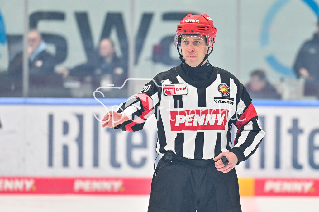 Augsburger Panther - Dresdner Eislöwen | AUGSBURG, DEUTSCHLAND - 06. MÄRZ: im Bild Hauptschiedsrichter Andris ANSONS Einzelfoto / Freisteller während dem Match zwischen den Augsburger Panthern und den Dresdner Eislöwen am 49. Spieltag der Penny DEL im Curt Frenzel Stadion