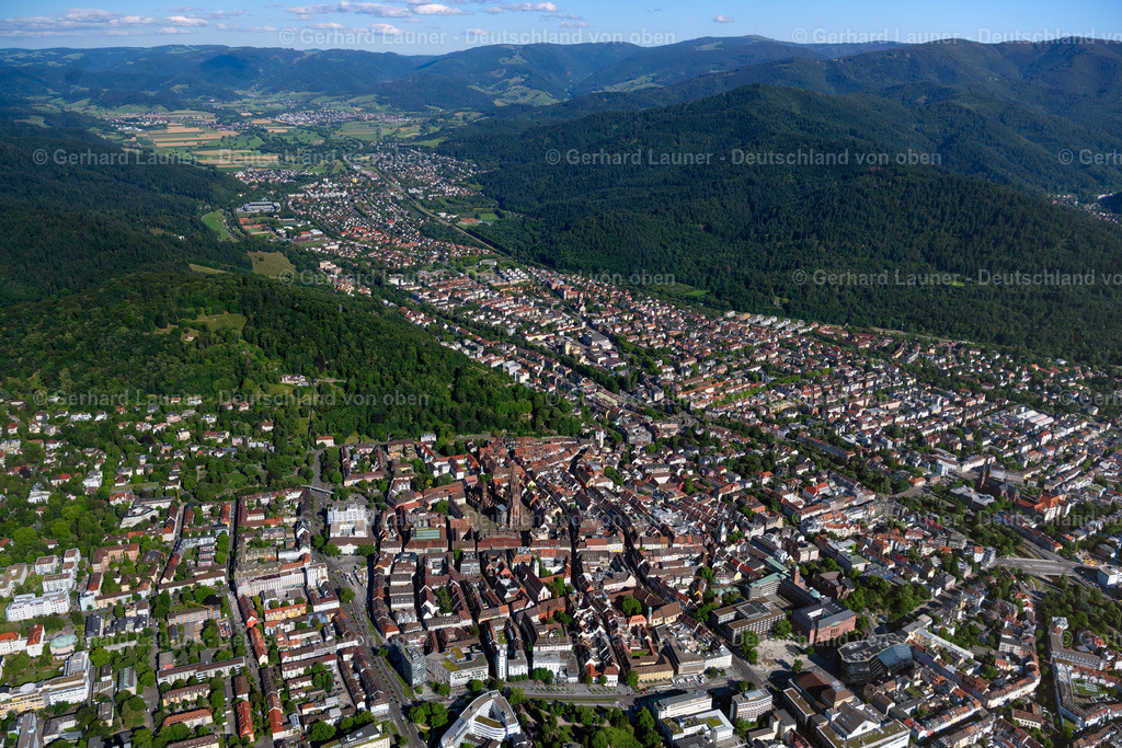 4034161 | ALTSTADT 30.06.2020 Stadtgebiet mit von Wald- und Forstflächen umsäumten Außenbezirken und Innenstadtbereich in Altstadt im Bundesland Baden-Württemberg, Deutschland // Urban area with outskirts and inner city area surrounded by woodland and forest areas in Altstadt in the state Baden-Wuerttemberg, Germany Foto: Gerhard Launer