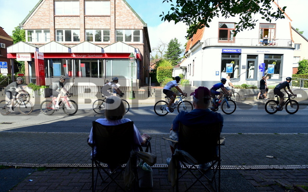 KBS Picture_Cyclassica-Hamburg_200823_023 | Hauptstrasse in Rellingen das Jedermannfeld 100KM ,
Bemer Cyclassics Hamburg Radrennen 2023 , 
Durch Hamburg und Schleswig-Holsten ,
UCI-WorldTour-Rennen Profi-Elite Herren ca.200KM , 
Amateurradfahrer Jedermann Rennen 60KM ,
Amateurradfahrer Jedermann Rennen 100KM , - Realisiert mit Pictrs.com