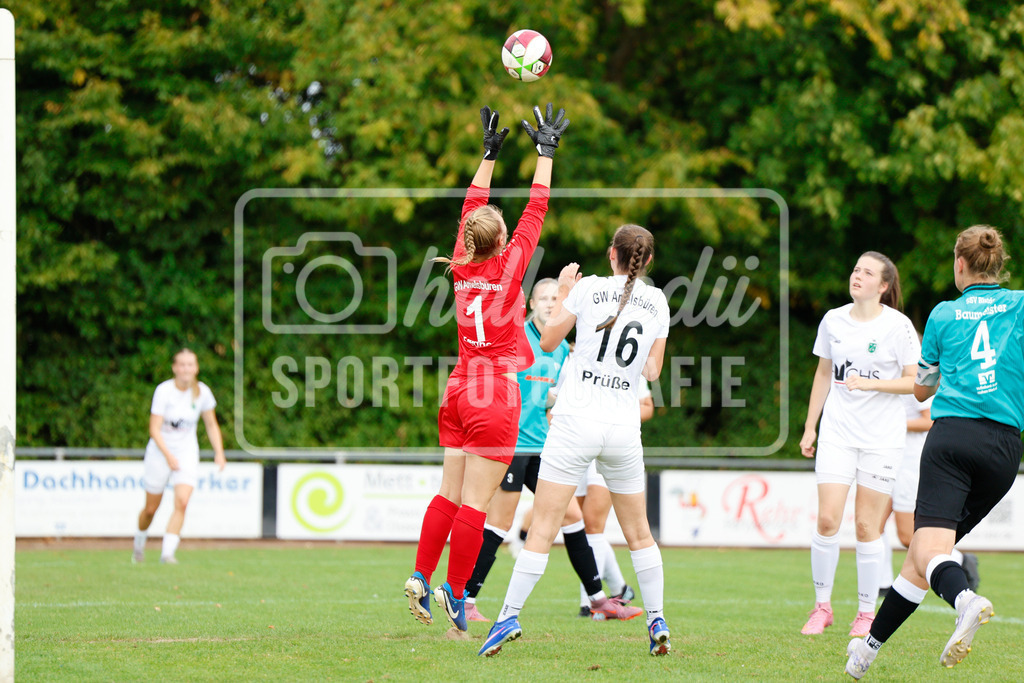 Fußball I Frauen I Westfalenpokal 26-27 I DJK GW Amelsbüren - SSV Rhade  I 18681 | Melanie Ziegner (1, DJK GW Amelsbüren) fängt den Ball nach einer Flanke. - Realisiert mit Pictrs.com