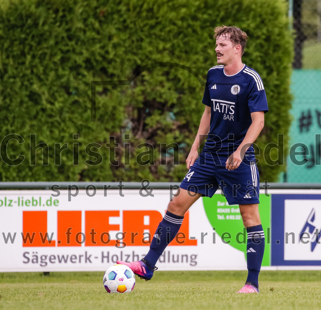 2023-08-26_103_FC_Langengeisling_gegen_TuS_Raubling | Erding, Deutschland, 26.08.2023:
Fußball, Bezirksliga Oberbayern Ost 2023 / 2024, 6. Spieltag, FC Langengeisling gegen TuS Raubling, Endergebnis: 2:0

Quirin Wolfrum (TuS Raubling, #24)

Foto: Christian Riedel / fotografie-riedel.net