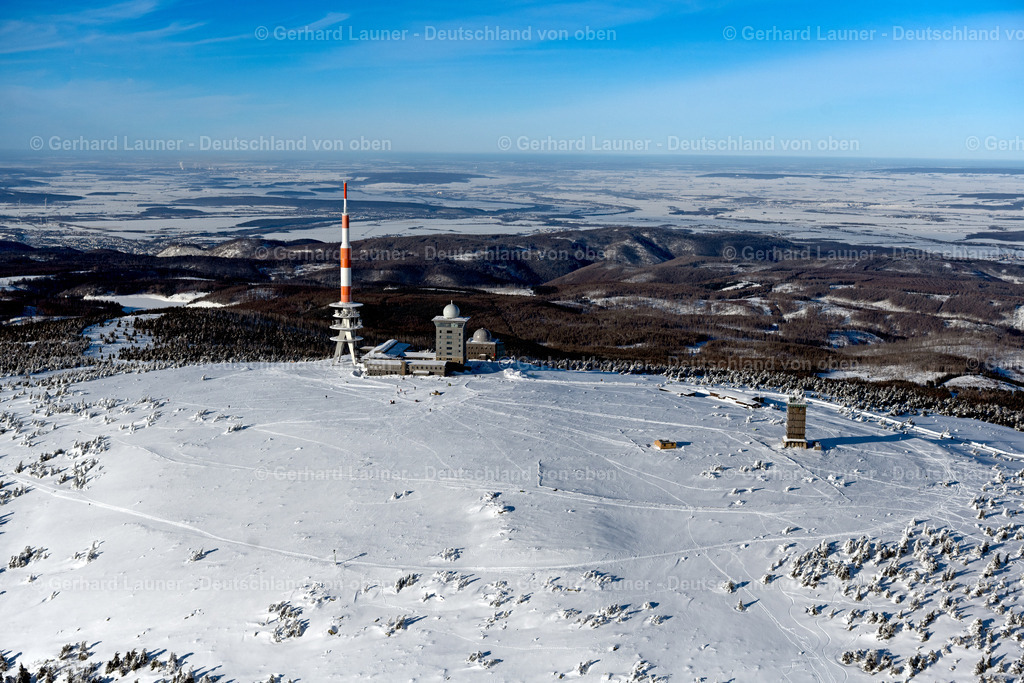 4044921 | SCHIERKE 14.02.2021 Winterlich schneebedeckte Funkturm und Sendeanlage auf der Kuppe des Brocken im Nationalpark Harz in Schierke im Bundesland Sachsen-Anhalt, Deutschland. Weiterführende Informationen bei: DFMG Deutsche Funkturm GmbH,  Deutscher Wetterdienst DWD. // Wintry snowy radio tower and transmitter on the crest of the mountain range Brocken in Harz in Schierke in the state Saxony-Anhalt, Germany. Further information at: DFMG Deutsche Funkturm GmbH,  Deutscher Wetterdienst DWD. Foto: Gerhard Launer