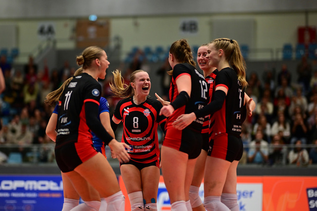 Volleyball I Frauen I Saison 2025-2026 I Bundesliga I 5. Spieltag I ETV Hamburger Volksbank Volleys - Dresdner SC I 09018 | Jubel, Begeisterung, Enthusiasmus, Euphorie, Freude, Glücksgefühl, Heiterkeit bei: ETV Hamburger Volksbank Volleys Frauen - Realisiert mit Pictrs.com