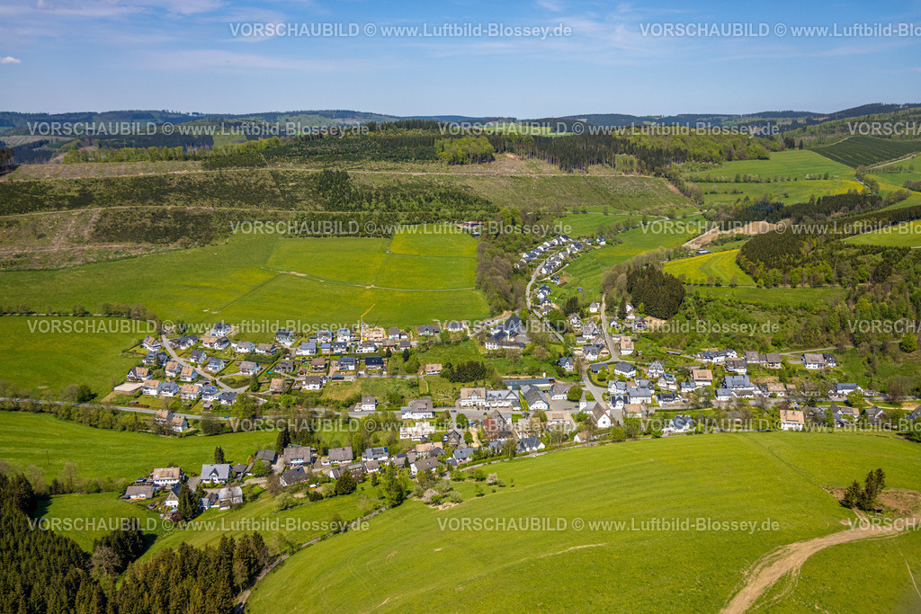 Schmallenberg240505613 | Luftbild, Wohngebiet Ortsansicht Ortsteil Westfeld, Grundschule Westfeld wird Kindergarten Kita und Dorfgemeinschaftshaus, Friedhof, umgeben von Wiesen und Feldern und Bergzug, Westfeld, Schmallenberg, Sauerland, Nordrhein-Westfalen, Deutschland