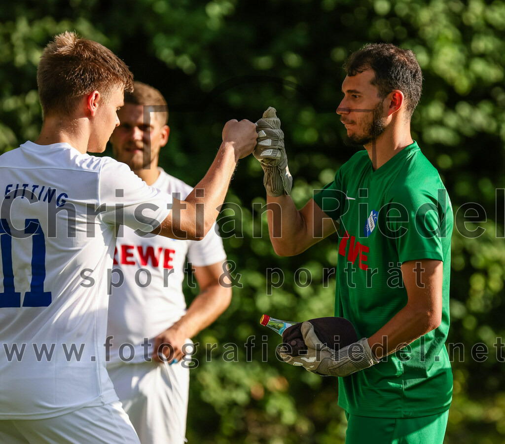 2023-07-18_011_FC_Herzogstadt_gegen_FC_Eitting | Erding, Deutschland, 18.07.2023:
Fußball, TOTO Pokal 2023 / 2024, 1. Spieltag, FC Herzogstadt gegen FC Eitting, Endergebnis: 2:4 n.E.

Lukas Treffler (FC Eitting, #11), Torwart Noah Mpatsios (FC Eitting, #1)

Foto: Christian Riedel / fotografie-riedel.net