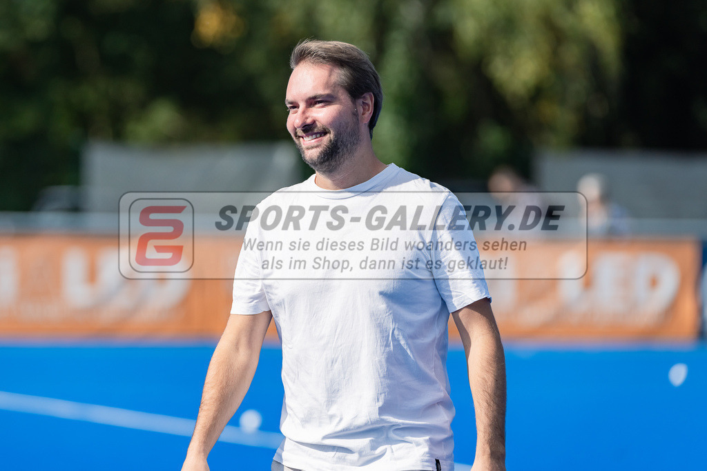 HK_20231001_104859 | 1.Bundesliga Herren Crefelder HTC - Harvestehuder THC am 1.10.2023 CHTC, Krefeld , Schmitz Johannes ( Trainer Crefelder HTC )