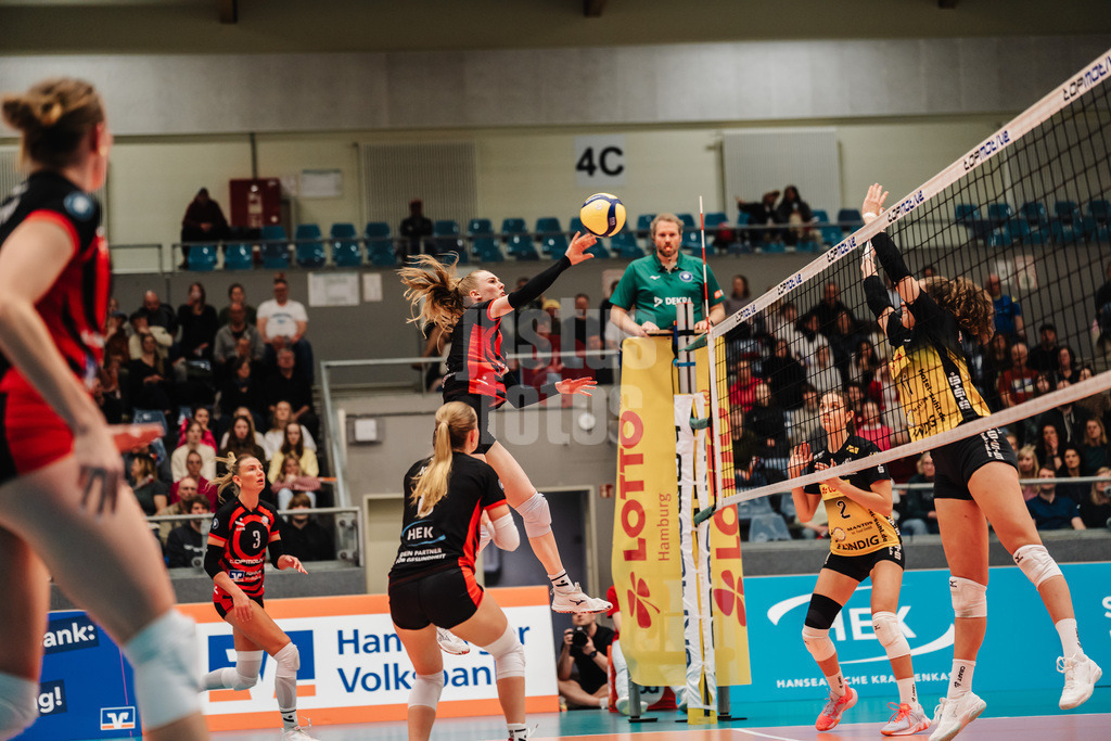 Volleyball | Frauen | Saison 2025/2026 | Volleyball Bundesliga | ETV Hamburger Volksbank Volleys vs. VfB Suhl LOTTO Thüringen | 07.03.2026 | Alexa Sophie Thaden (#15, ETV Hamburger Volksbank Volleys) beim Angriff