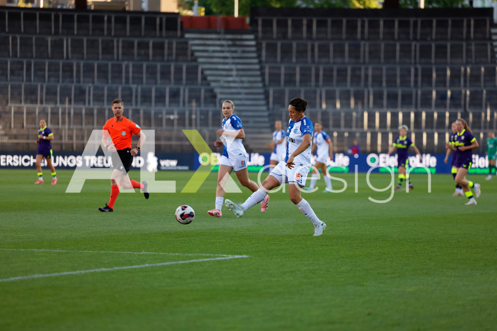 GC Zürich vs FC Zürich - AXA Women’s Super League Playoffs - Stadion Letzigrund | EMANUELA PFISTER of Grasshopper Club Zürich passing during the AXA Women’s Super League Playoffs quarter-final second leg between GC Zürich and FC Zürich at Stadion Letzigrund, Zurich, Switzerland. - Realisiert mit Pictrs.com