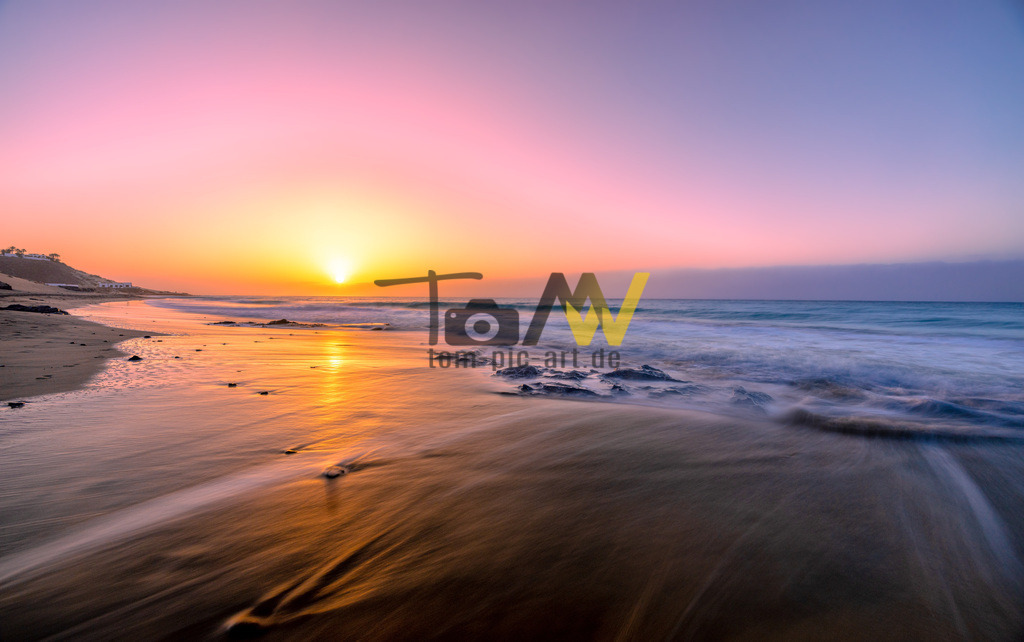 Idyllischer Sonnenaufgang am Strand von Fuerteventura---II | Eine schöne Langzeitbelichtung eines Sonnenaufganges am Strand von Fuerteventura. - Realisiert mit Pictrs.com