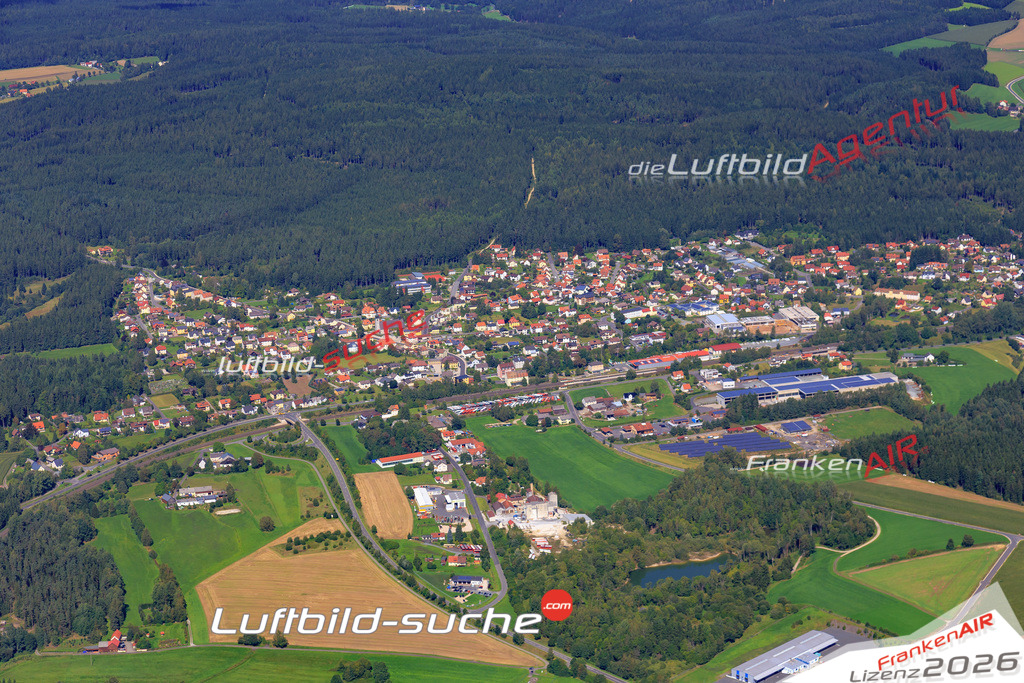 Die Luftaufnahme der Stadt Neusorg wurde 2017 vom Flugzeug heraus erstellt ( keine Drohne )- hohe Auflösung für beste Qualität