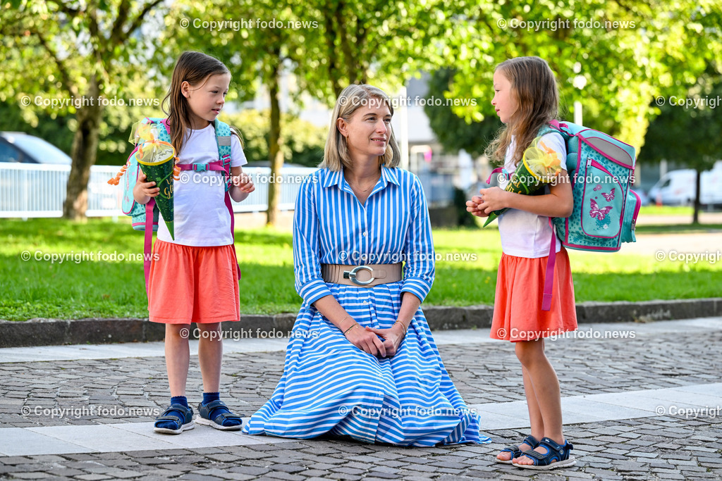 Bildungsdirektion Linz_ Schulstart_ 06.09.2023-6 | 06.09.2023, Linz, AUT, Bildungsdirektion Linz, Schulstart 2023, im Bild LH-StvIn Christine Haberlander (VP) mit den Schulanfaengerinnen Alisa und Elena (beide 7, Zwillinge)