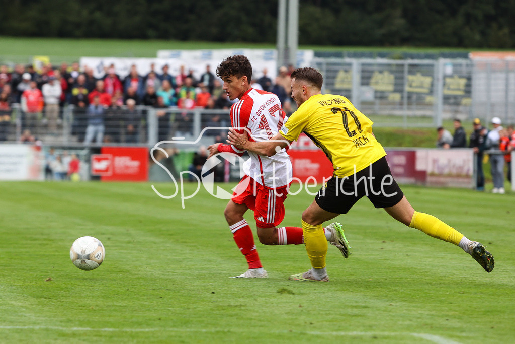 DJK Vilzing - FC Bayern Amateure | Younes AITAMER (FCB #17) im Duell mit Tobias HOCH (DJK #21)