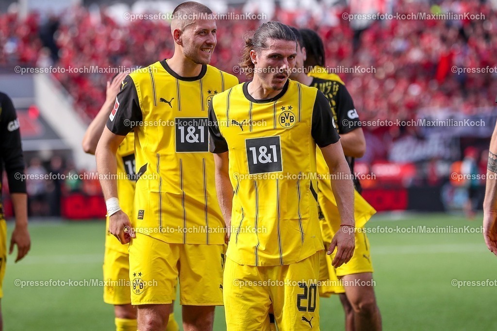 B0411052502265 | 11.05.2025, Fußball, Bayer 04 Leverkusen - Borussia Dortmund, 1. Fußball Bundesliga, 33. Spieltag, BayArena, Saison 2024 2025: Abschlussjubel nach dem 4:2 Sieg für den BVB. Waldemar Anton (BVB #3) Marcel Sabitzer (BVB #20) DFB regulations prohibit any use of photographs as image sequences and or quasi-video.