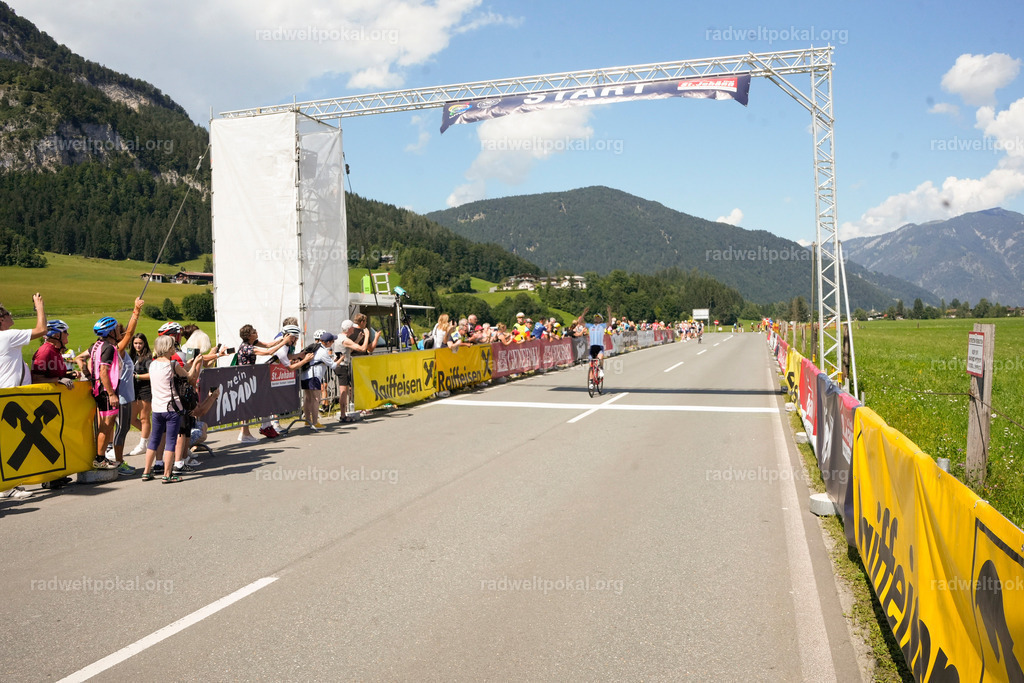 690_20230817_Bewerb_Maenner_Muehlanger | AUT - OESTERREICH, 2023-08-16: SPORT RENNRAD-FAHREN - 55. INTERNATIONALER RADWELTPOKAL IN ST. JOHANN IN TIROL  - Vintage-Radrennen mit WM-Bronze-Medaillen-Siegerin Christina Schweinberger, den Teilnehmer und Alexander Baumann (vom Orginastions-Team) - TAG 2 BEWERB MAENNER IN SECHS GRUPPEN  ; Foto: Roland Muehlanger