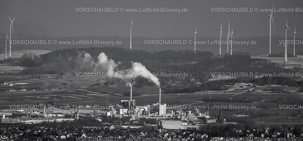 Brilon231200660 | Luftbild, EGGER Holzwerkstoffe Brilon GmbH & Co. KG, rauchende Schornsteine und Holz verarbeitendes Unternehmen, Fernsicht und Windräder, Schwarz-Weiß Aufnahme, Brilon, Sauerland, Nordrhein-Westfalen, Deutschland