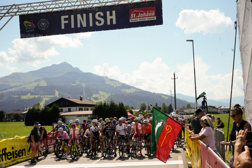 376_20230817_Bewerb_Maenner_Muehlanger | AUT - OESTERREICH, 2023-08-16: SPORT RENNRAD-FAHREN - 55. INTERNATIONALER RADWELTPOKAL IN ST. JOHANN IN TIROL  - Vintage-Radrennen mit WM-Bronze-Medaillen-Siegerin Christina Schweinberger, den Teilnehmer und Alexander Baumann (vom Orginastions-Team) - TAG 2 BEWERB MAENNER IN SECHS GRUPPEN  ; Foto: Roland Muehlanger