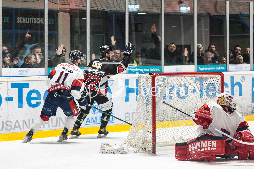 EHC Königsbrunn - VfE Ulm/Neu-Ulm | Viktor SHAKHVOROSTOV (EHC #22) jubelt nach dem Treffer zum 4-0
