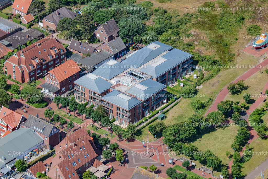 Langeoog_ELS_0749250622 | LANGEOOG 25.06.2022 Ferienhaus Anlage " Upstalsboom Apartmentvilla Anna See " an der Barkhausenstraße in Langeoog auf der Insel Langeoog im Bundesland Niedersachsen, Deutschland. // Holiday house plant of the park " Upstalsboom Apartmentvilla Anna See " on street Barkhausenstrasse in Langeoog on island Langeoog in the state Lower Saxony, Germany. Foto: Martin Elsen