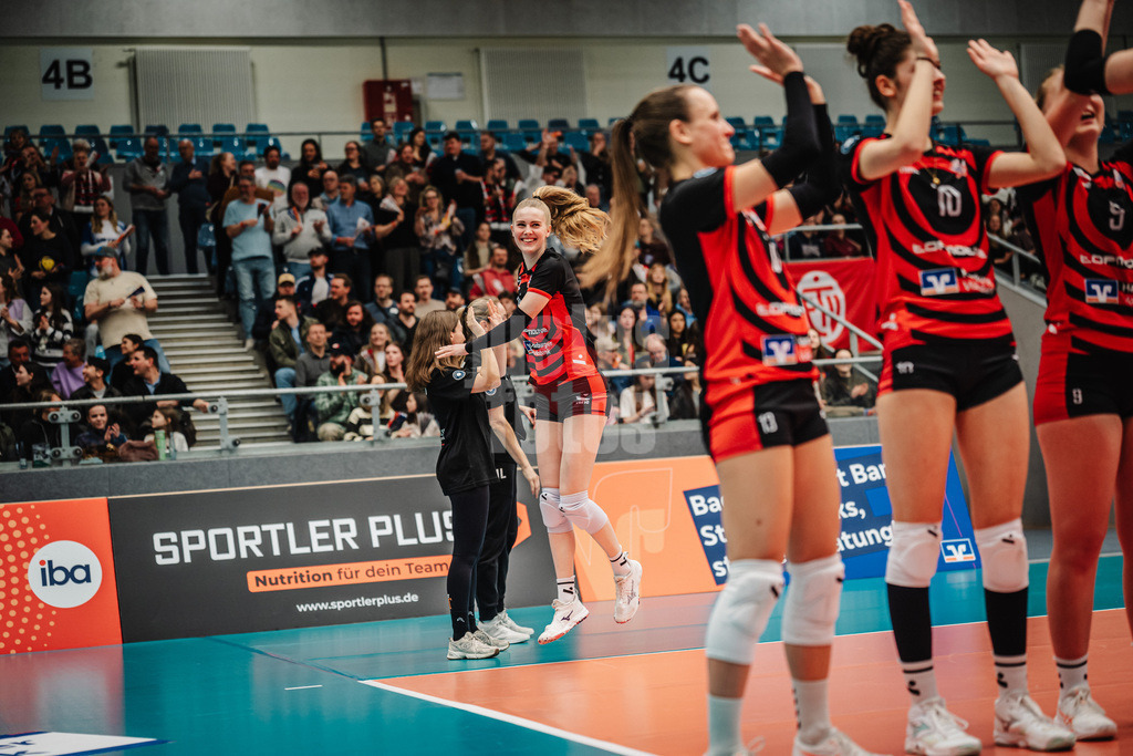 Volleyball | Frauen | Saison 2025/2026 | Volleyball Bundesliga | ETV Hamburger Volksbank Volleys vs. VC Wiesbaden | 14.03.2026 | Alexa Sophie Thaden (#15, ETV Hamburger Volksbank Volleys) beim Einlauf in die Arena