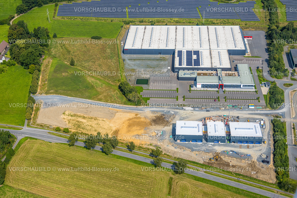 Meschede250807406 | Luftbild, Gewerbegebiet Enste-Süd mit Solarpark Enste an der Autobahn A46, Baustelle mit Neubau Logistikzentrum Briloner Leuchten GmbH, Enste, Meschede, Sauerland, Nordrhein-Westfalen, Deutschland