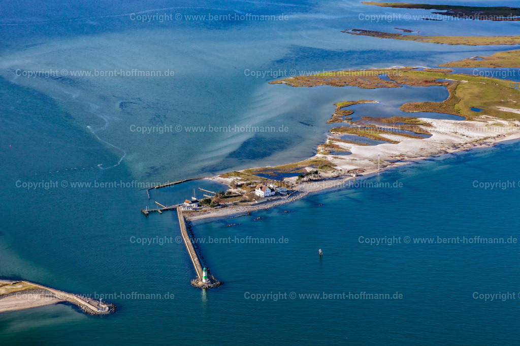 PLB_6468mod_Schleimuende_90x60 | LUFTBILD. Schleimünde - Einfahrt zur Schlei mit Leuchtfeuer und Lotsenhäusern im Naturschutzgebiet. - Realisiert mit Pictrs.com