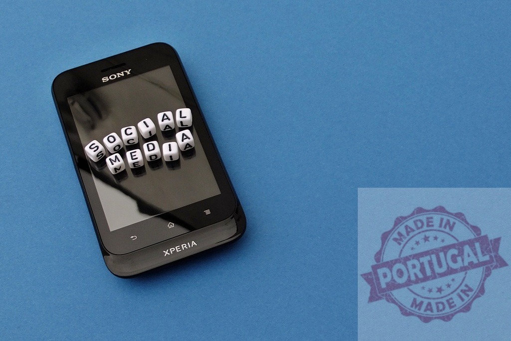 Sony Xperia smartphone displaying social media lettering made of white blocks | Social media white blocks lettering displayed on a Sony Xperia smartphone on a blue background - Realisiert mit Pictrs.com