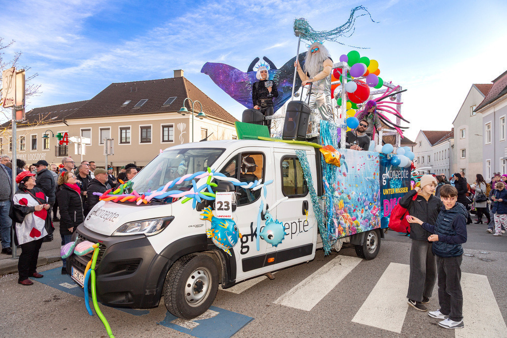 Umzug2025-218_9939 | Fotostrecke: FASCHINGSUMZUG 2025 in Loosdorf. 22 Masken(gruppen)-Teilnehmer: Loosdorfer Vereine, Wirtschaftstreibende, Gemeindeabordnungen sowie Kreditinstitute. rund 700 Besucher entlang der Hauptstrasse. Veranstaltungs-Sicherung durch Mannschaft der FF-Loosdorf mit schwerem Gerät. Maskenprämierung am EKZ-Platz durch Bgm. Thomas Vasku in den Kategorien: Bester Festwagen (Fa. gkonzept-Groissenberger; Beste Personengruppe-ASK-Loosdorf; Beste Einzelperson; Weiteste Anreise-FF Schollach;