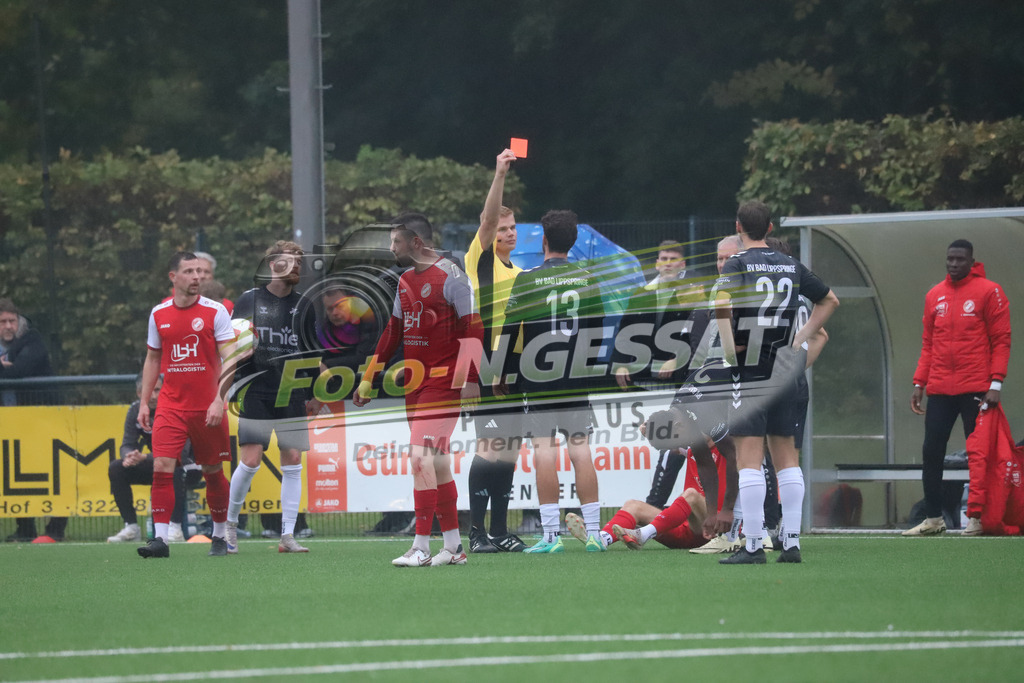 FC RW Kirchlengern - BV Bad Lippspringe | Auf dem Bild zu sehen: Schiedsrichter: Tim Morfeld ; schwarz BV Bad Lippspringe: Engin DenizFC RW Kirchlengern, BV Bad Lippspringe, Saison 25/26, Landesliga, Kirchlengern, Deutschland - Realisiert mit Pictrs.com