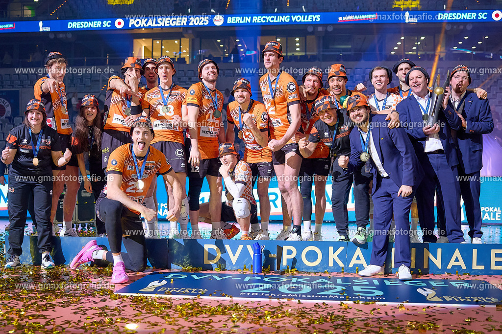 GER, Siegerehrung DVV Pokalfinale 2025, Volleyball, DVV-Pokalfinale Frauen und Maenner 2025, 02.03.25 | Volleyball, DVV-Pokalfinale, 02.03.25Foto: Gerald Oelze-de Stoppany
