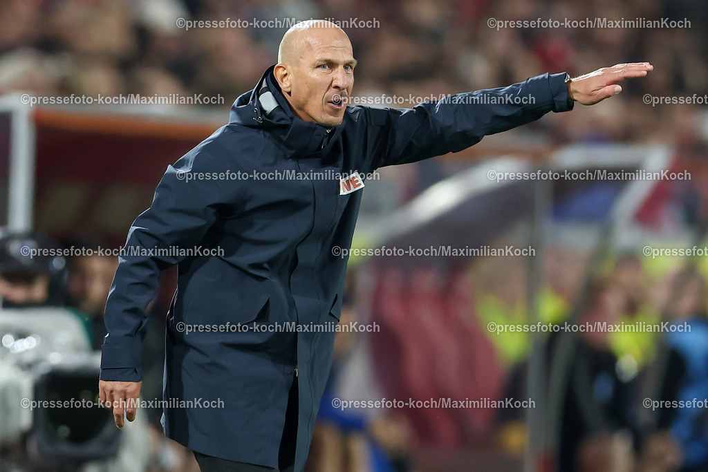 Koe14092402191 | 14.09.2024, 2. Fußball Bundesliga, 1. FC Köln - 1. FC Magdeburg, RheinEnergieSTADION, Saison 2024 2025: Trainer Gerhard Struber (Cheftrainer 1.FC Köln) steht gestikulierend mit gehobenem Arm an der Seitenlinie Gestik MimikDFB regulations prohibit any use of photographs as image sequences and or quasi-video.