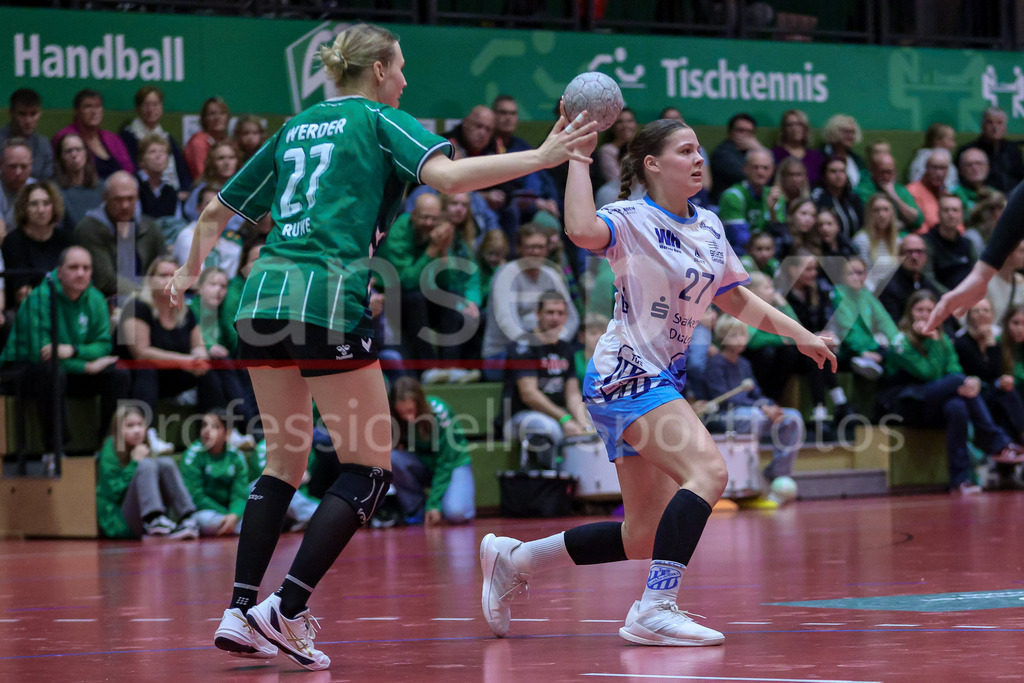 Handball, 2. Bundesliga Frauen, SV Werder Bremen - TuS Lintfort | v.li.: Emma Ruwe (SV Werder Bremen, 27) und Eva Manthei (TuS Lintfort, 27) im Zweikampf, Duell, Spielszene, Aktion, Action
