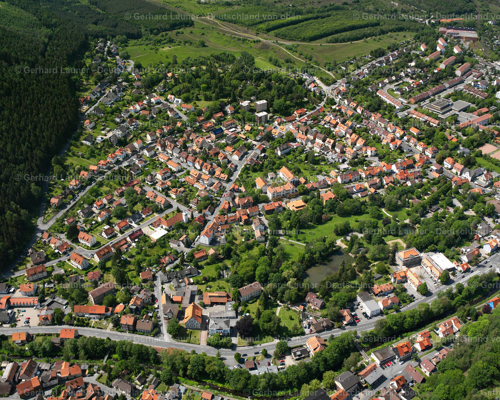 2638449 | OKER 09.06.2006 Wohngebiet - Mischbebauung der Mehr- und Einfamilienhaussiedlung  in Oker im Bundesland Niedersachsen, Deutschland // Residential area - mixed development of a multi-family housing estate and single-family housing estate  in Oker in the state Lower Saxony, Germany Foto: Gerhard Launer