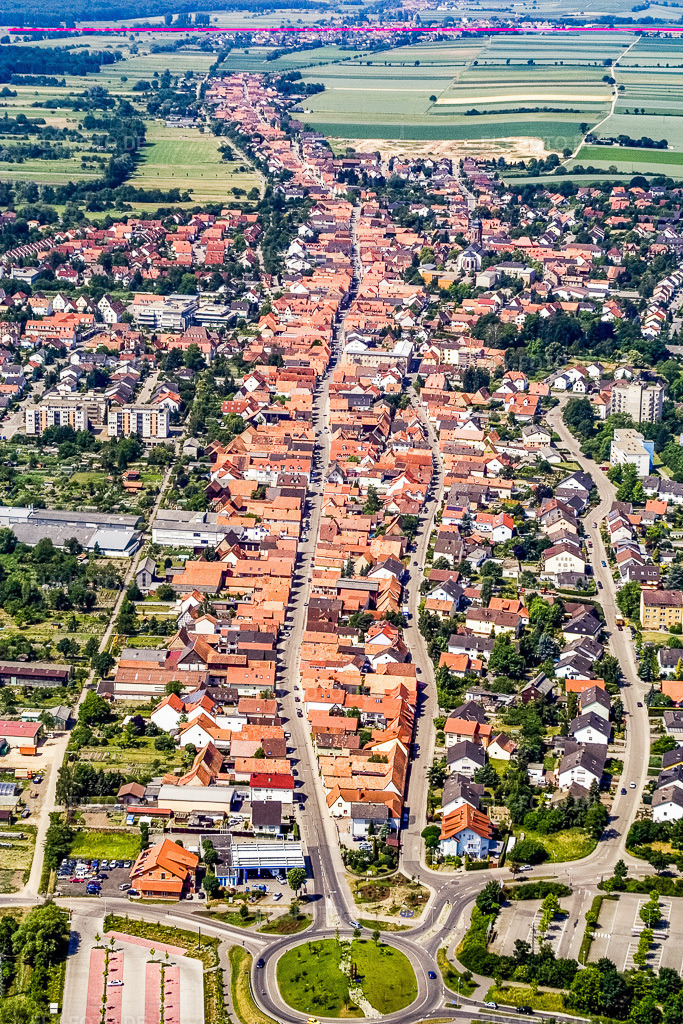 Luftbild: B427-Rheinstraße von Osten in Kandel im Bundesland Rheinland-Pfalz in Deutschland. Foto: IMG_2909.jpg vom 18.06.2006 durch Werner Riehm/FLY-FOTO.de