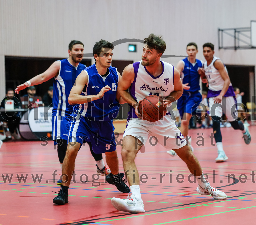 2022-05-29_011_SpVgg_Altenerding_gegen_Muenchen_Basket_2 | Erding, Deutschland, 29.05.2022:
Basketball, Bezirksliga 2021 / 2022, Herren Turnier der 2. der Aufstiegsrunden, SpVgg Altenerding gegen München Basket 2, Endergebnis: 

P. Darriba (München Basket, #5), Jonah Timothy Richardson (SpVgg Altenerding, #13)

Foto: Christian Riedel / fotografie-riedel.net